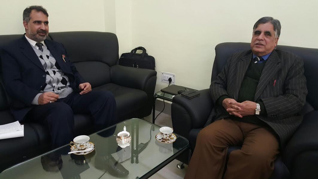 Gayoor calls on IUST VC